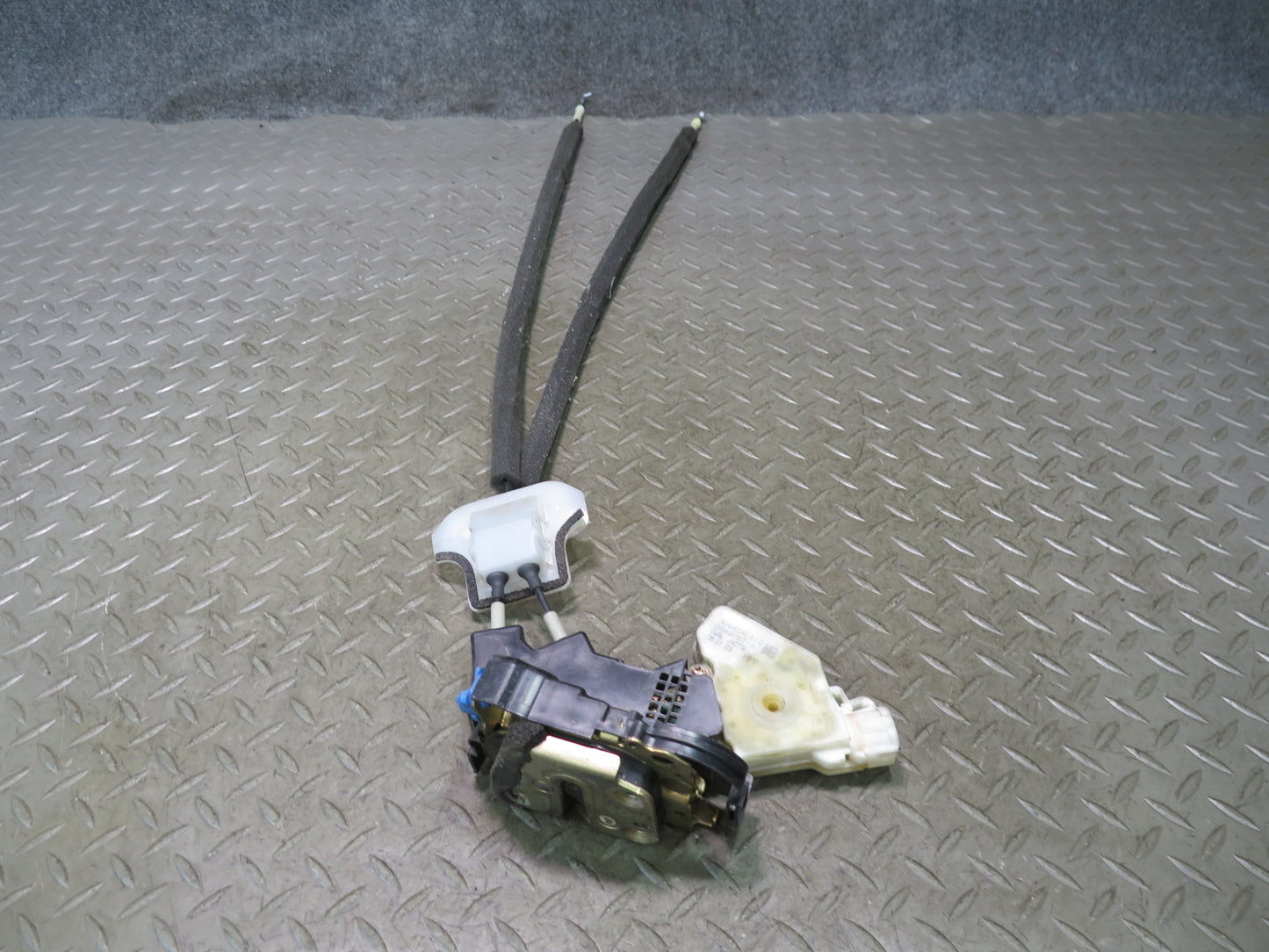 04-09 Nissan 350Z Z33 Convertible Right Door Lock Latch Actuator w Cable OEM