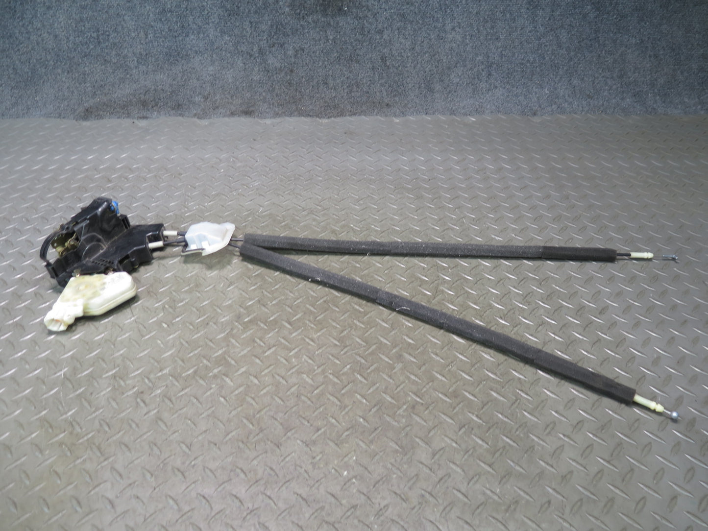 04-09 Nissan 350Z Z33 Convertible Right Door Lock Latch Actuator w Cable OEM