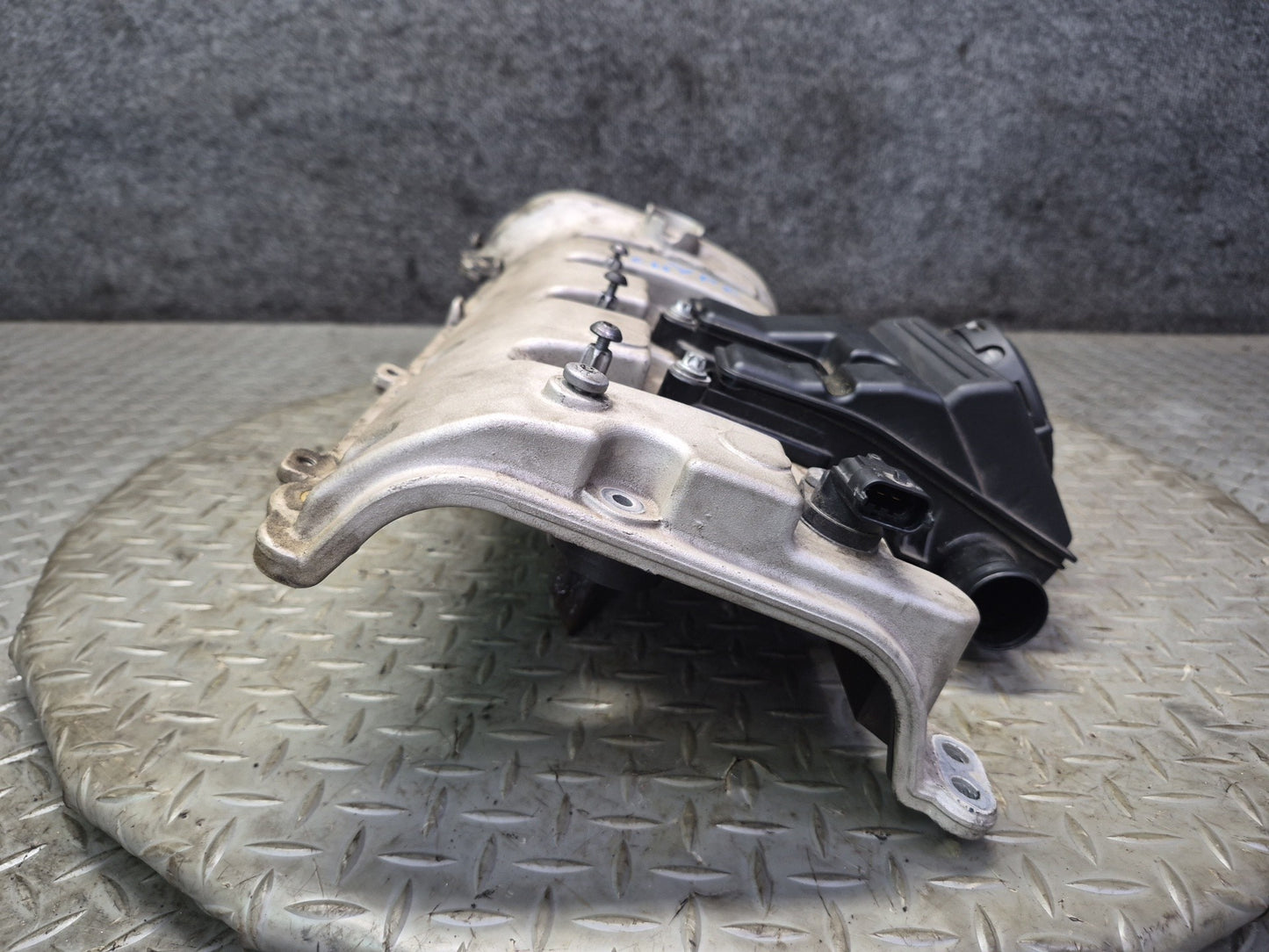2011-2018 Porsche Cayenne 958 4.8L Engine Right Cylinder Head Valve Cover OEM