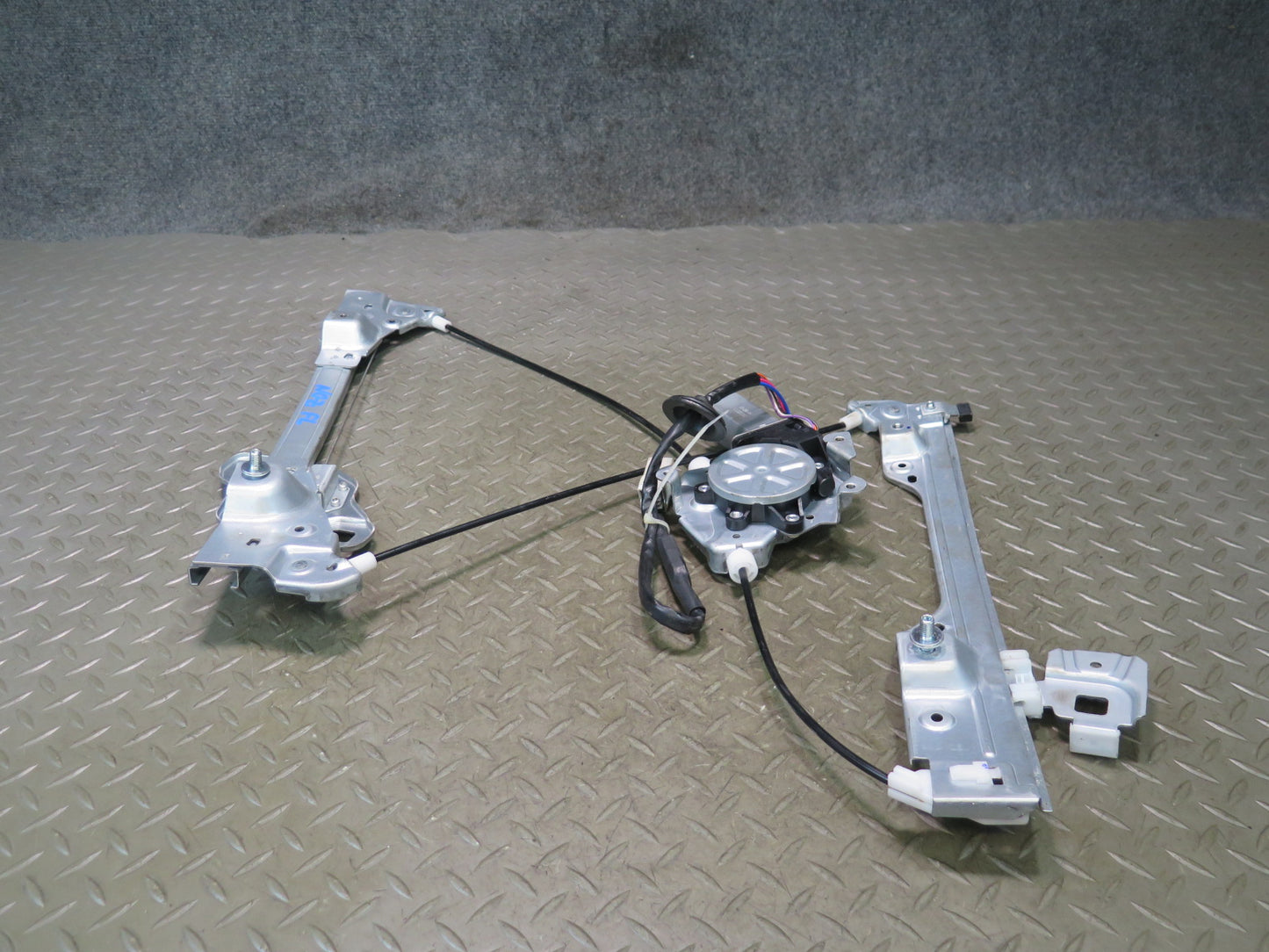 04-09 Nissan Z33 350Z Convertible Left Door Window Regulator w Motor OEM