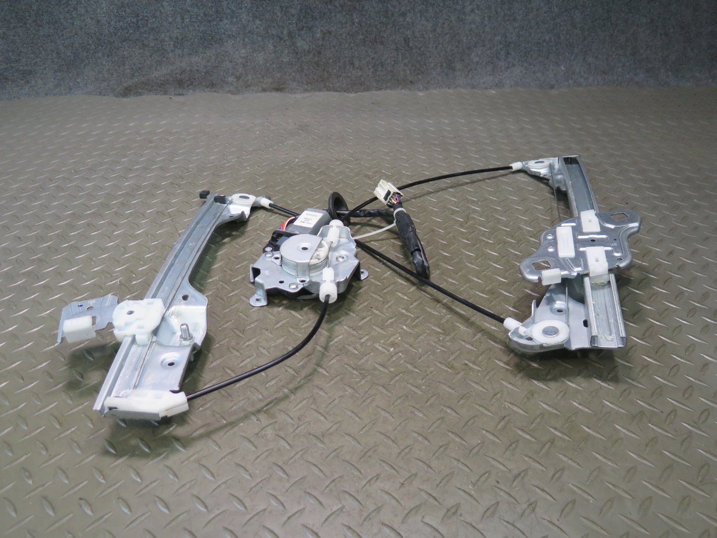 04-09 Nissan Z33 350Z Convertible Left Door Window Regulator w Motor OEM