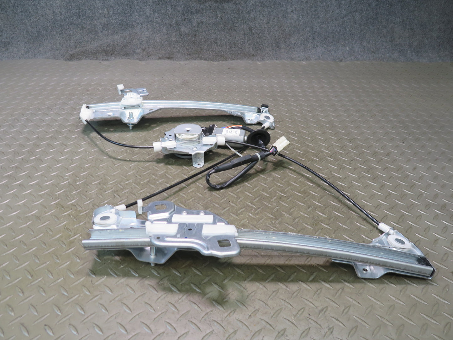 04-09 Nissan Z33 350Z Convertible Left Door Window Regulator w Motor OEM