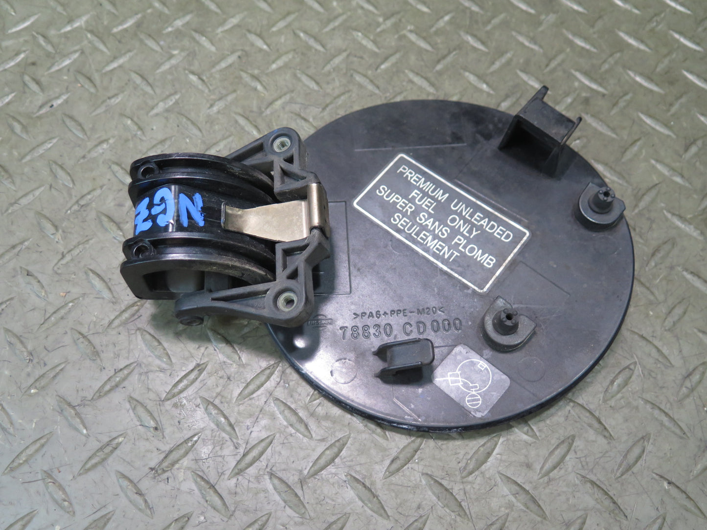 04-09 Nissan Z33 350Z Convertible Fuel Tank Filler Door Lid Cover w Cap Set OEM