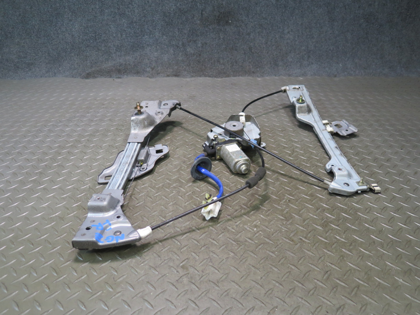 04-09 Nissan 350Z Z33 Convertible Right Pass Door Window Regulator w Motor OEM