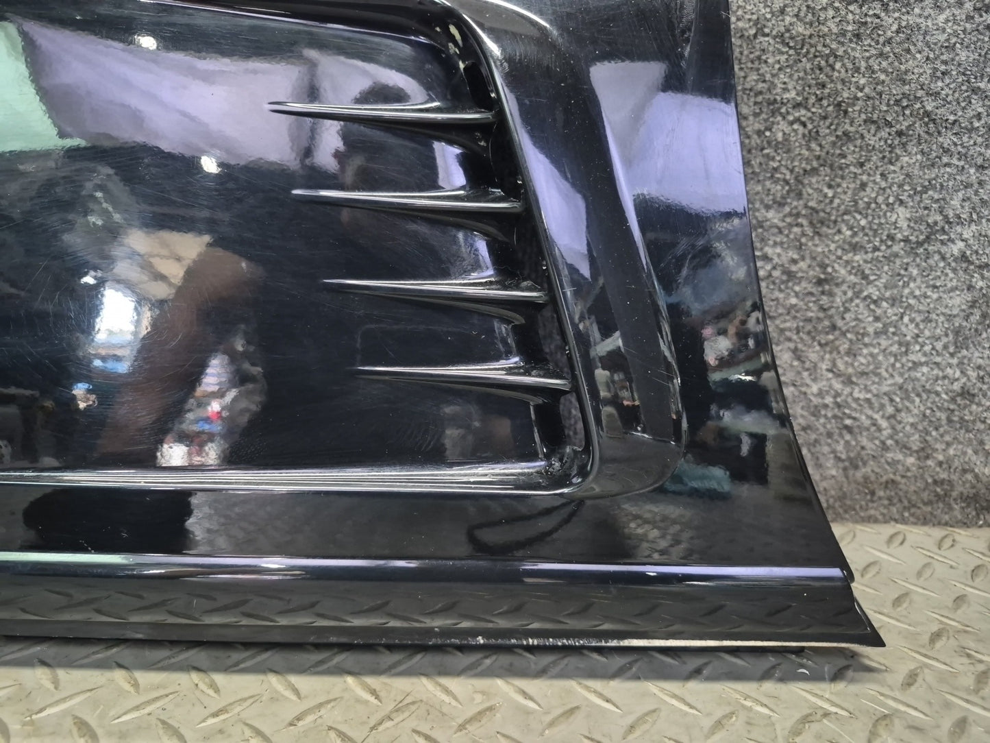 95-96 Chevrolet Corvette C4 Front Left Fender Lower Trim Molding 10254395 OEM