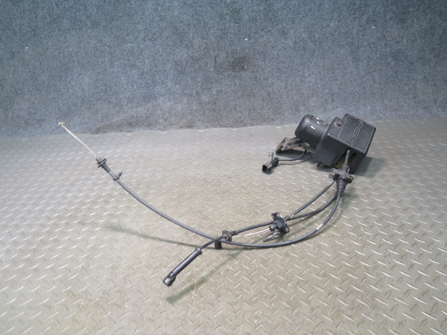 94-96 Chevrolet Corvette C4 Cruise Control Actuator Motor w Cables OEM