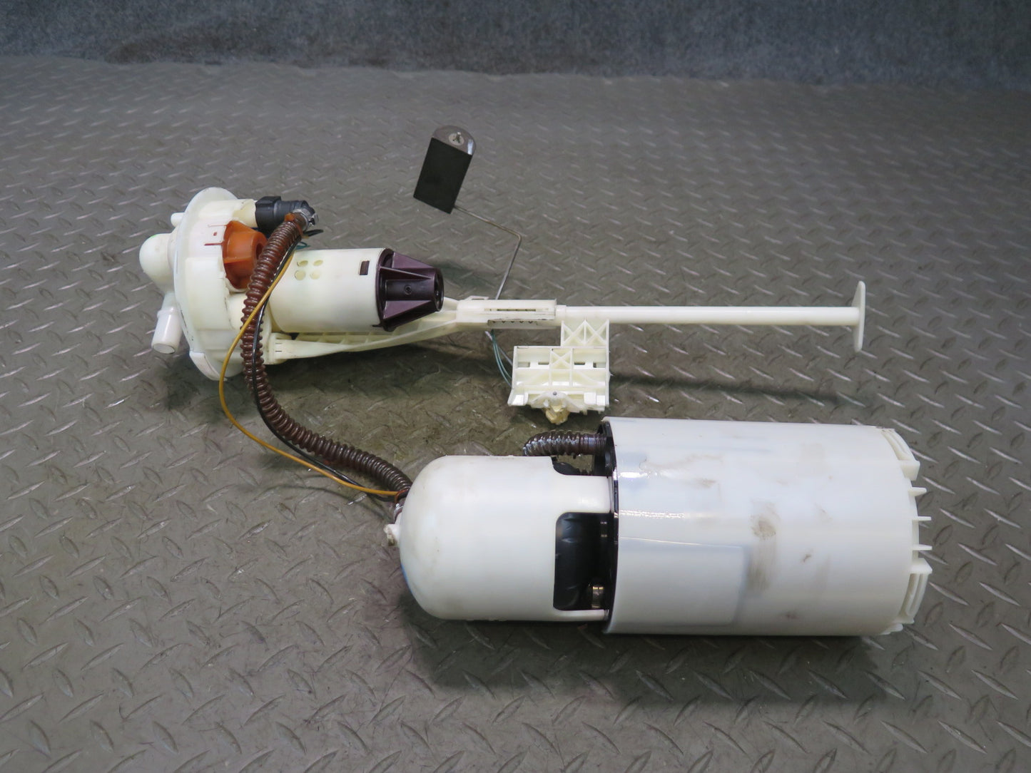 2005-2008 Porsche Boxster 987 2.7L Fuel Pump Level Sensor Sending Unit Assembly