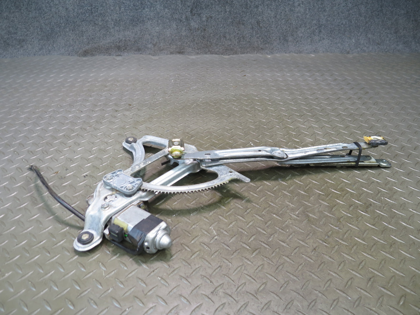 86-91 Mercedes W126 560SEL Sedan Front Left Door Window Regulator w Motor OEM