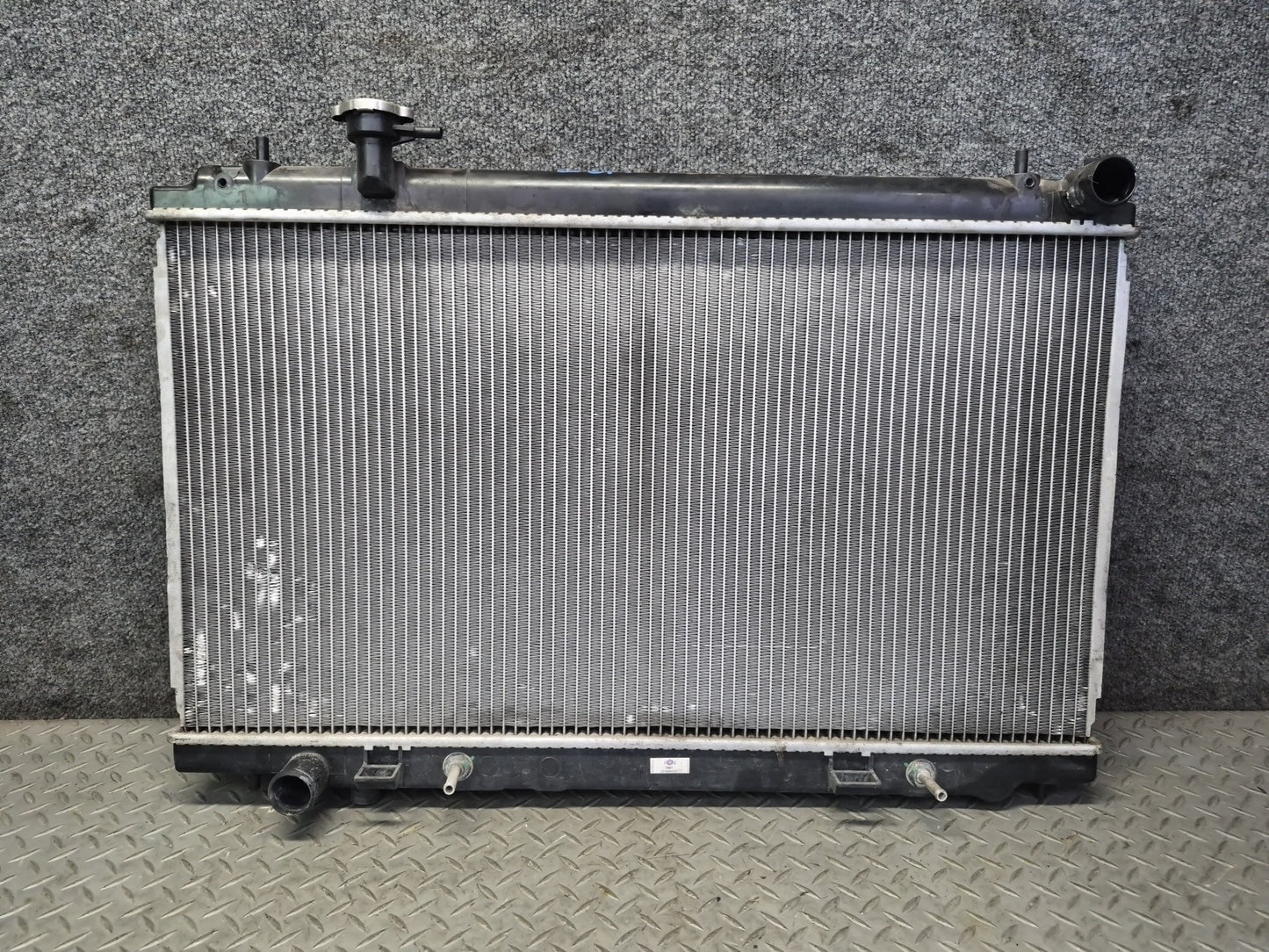 04-06 Nissan 350Z Z33 Convertible M/T Engine Cooling Radiator CSF