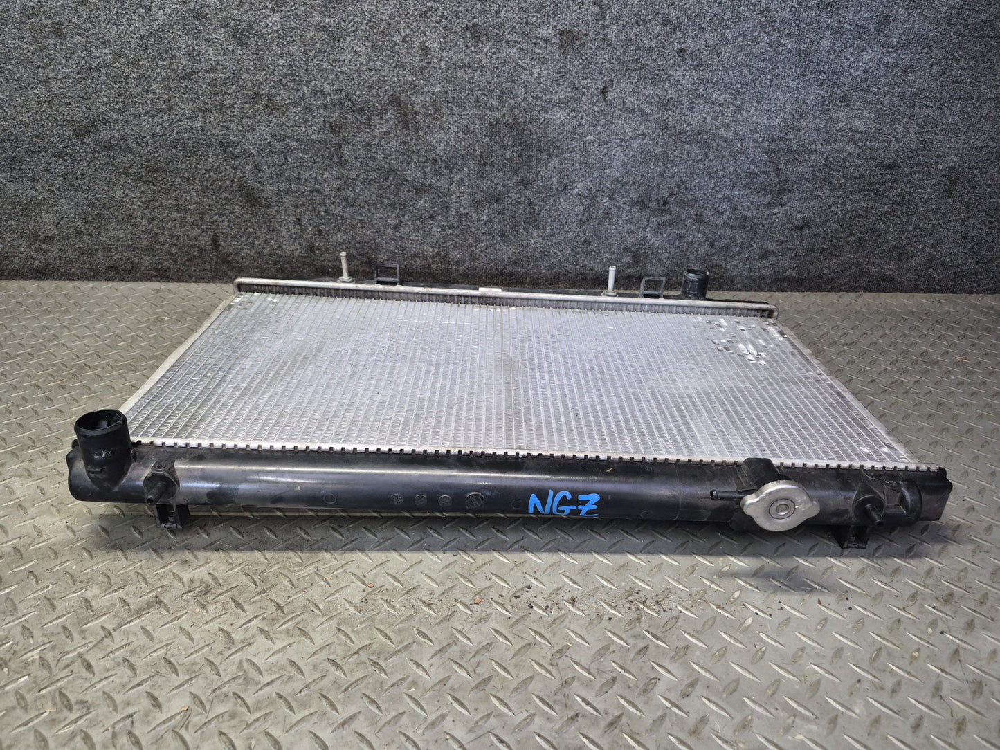 04-06 Nissan 350Z Z33 Convertible M/T Engine Cooling Radiator CSF