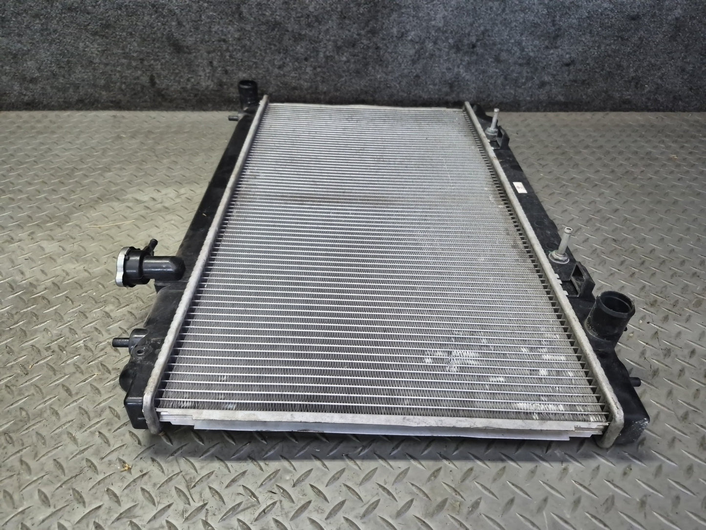 04-06 Nissan 350Z Z33 Convertible M/T Engine Cooling Radiator CSF