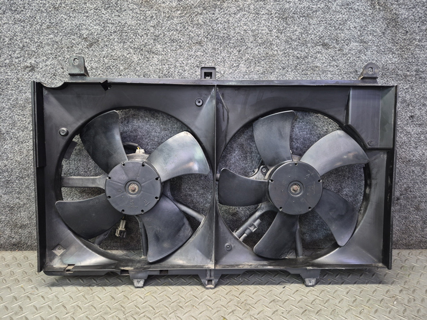 03-06 Nissan Z33 350Z VQ35DE Engine Cooling Fan Motor Shroud OEM