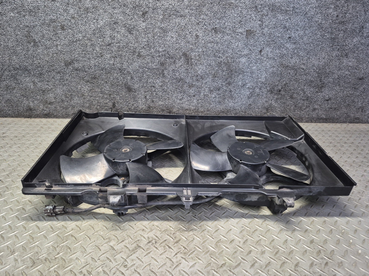 03-06 Nissan Z33 350Z VQ35DE Engine Cooling Fan Motor Shroud OEM
