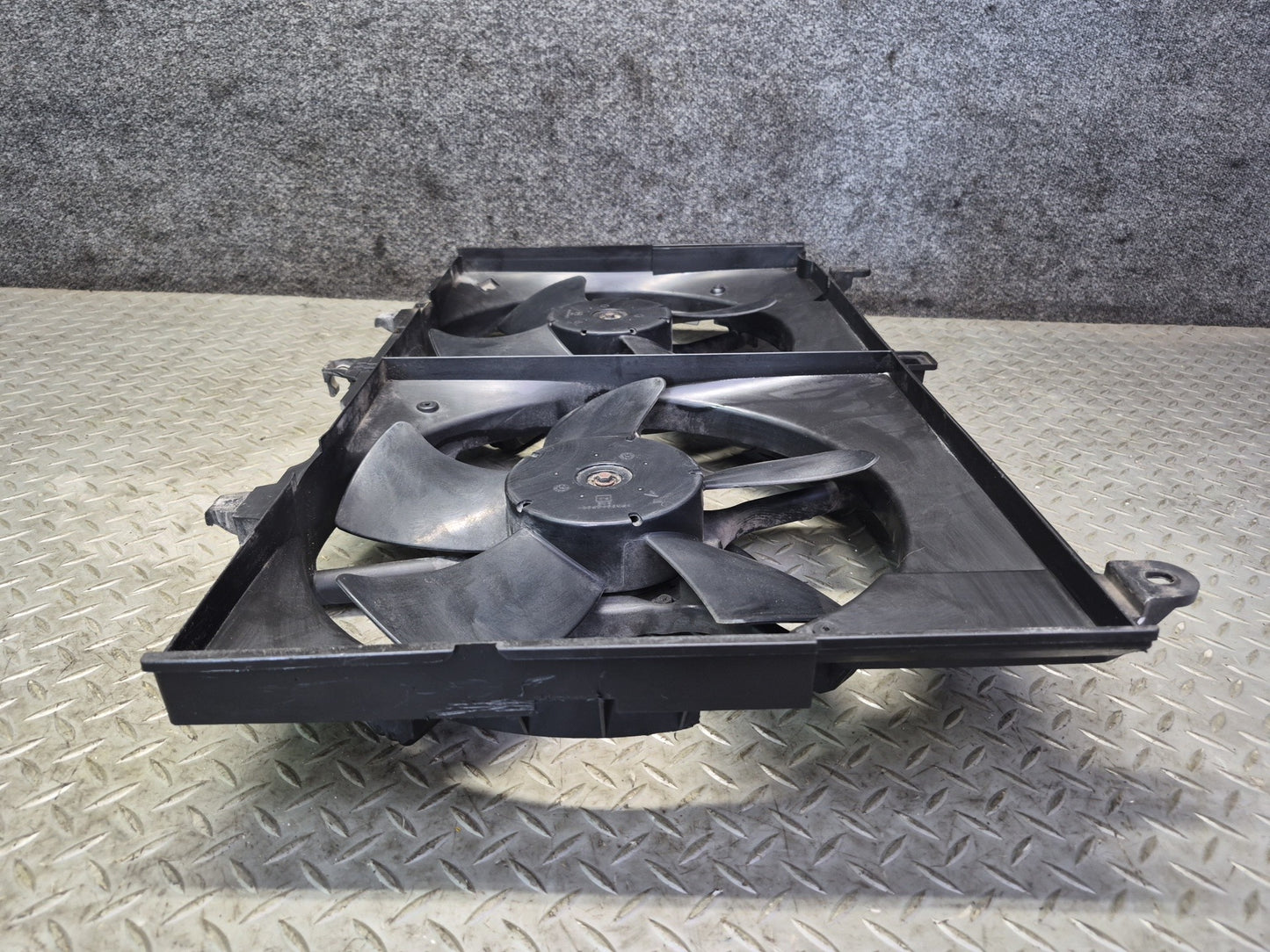 03-06 Nissan Z33 350Z VQ35DE Engine Cooling Fan Motor Shroud OEM