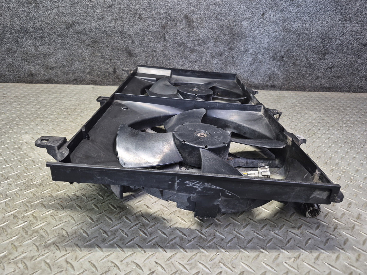 03-06 Nissan Z33 350Z VQ35DE Engine Cooling Fan Motor Shroud OEM
