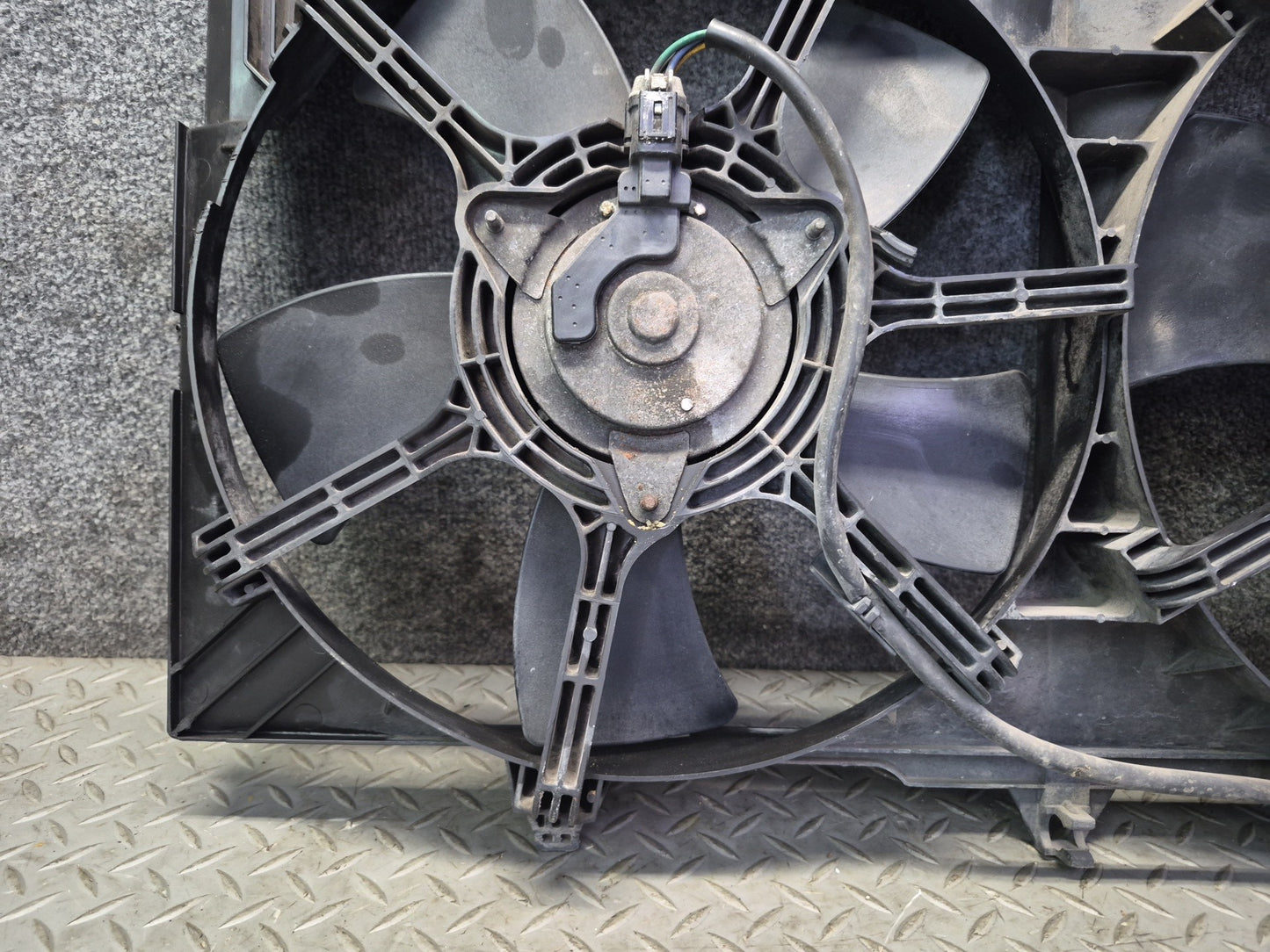 03-06 Nissan Z33 350Z VQ35DE Engine Cooling Fan Motor Shroud OEM