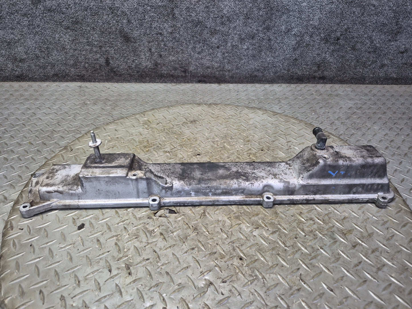 01-05 Lexus JCE10L IS300 3.0L 2JZGE Vvt-i Set of 2 Engine Valve Cover OEM