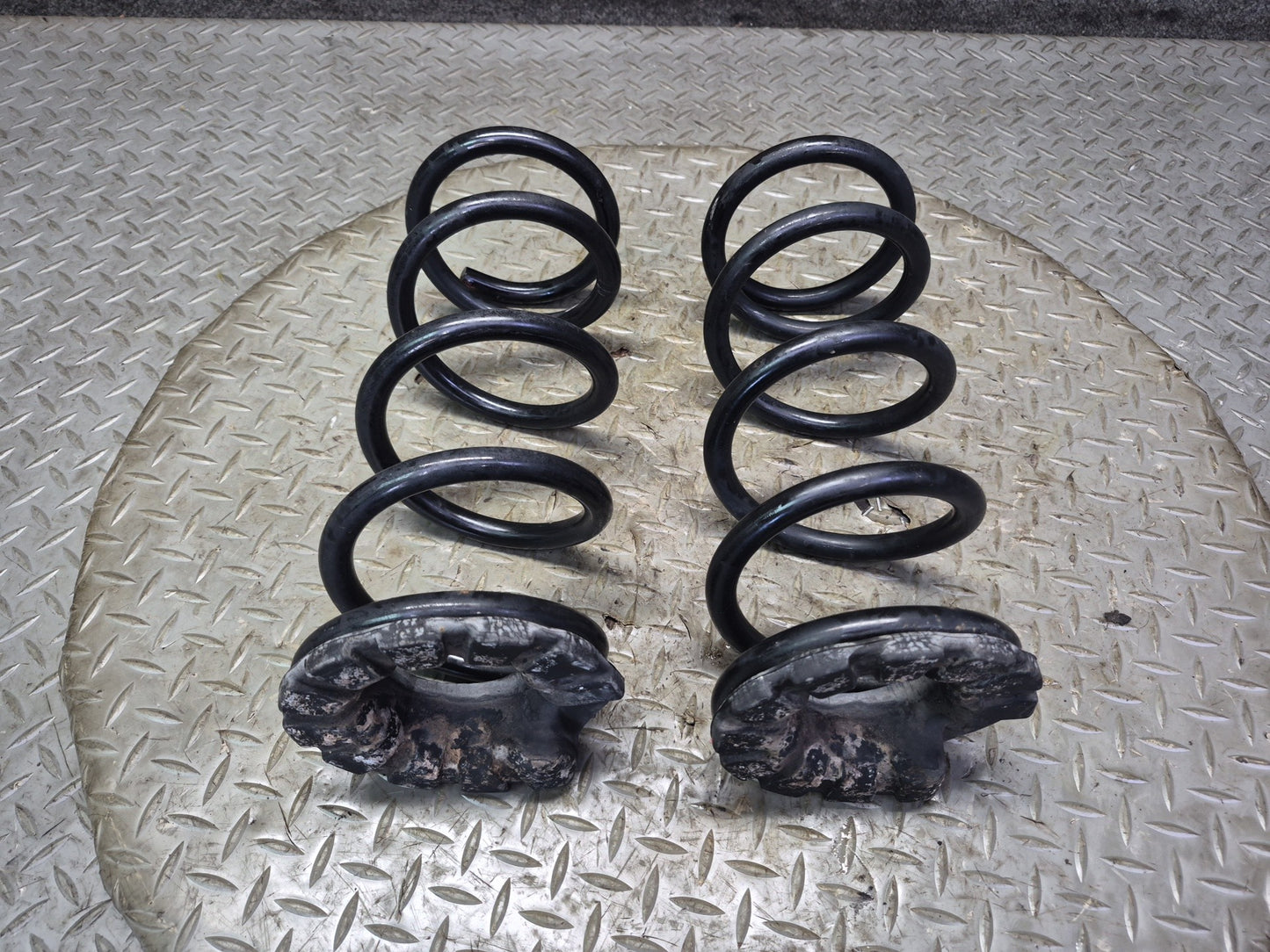 04-09 Nissan 350Z Z33 Convertible Set of 2 Rear Left & Right Coil Spring OEM