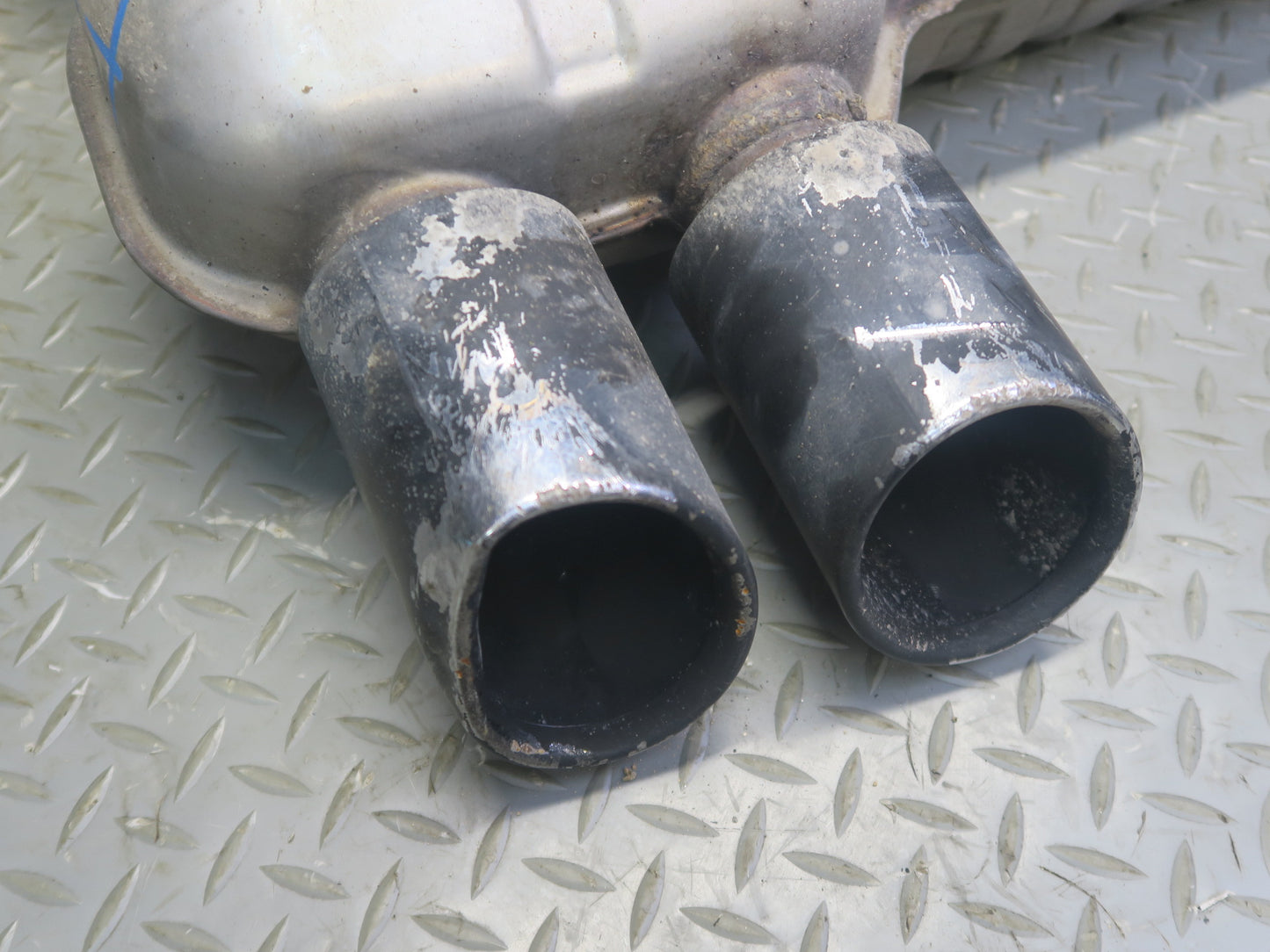 2015-2020 BMW F82 F83 M4 Rear Exhaust Muffler w Tips 7850084 Damaged