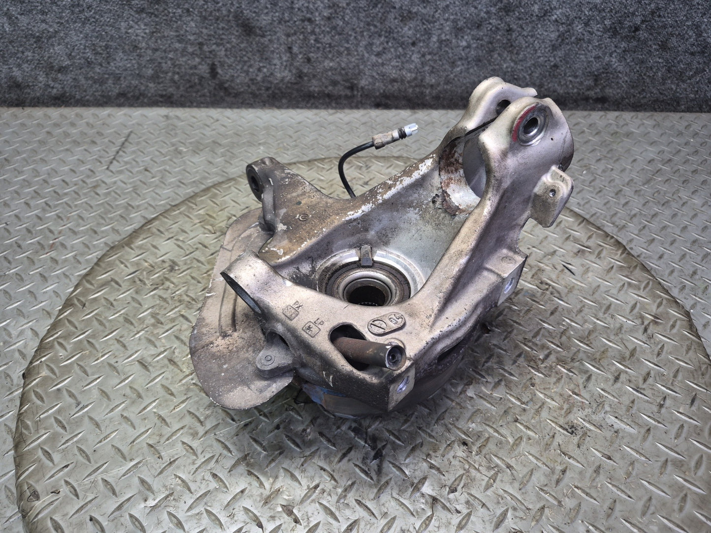 2005-2012 Porsche Boxster 987 RWD Rear Left Side Spindle Knuckle Wheel Hub
