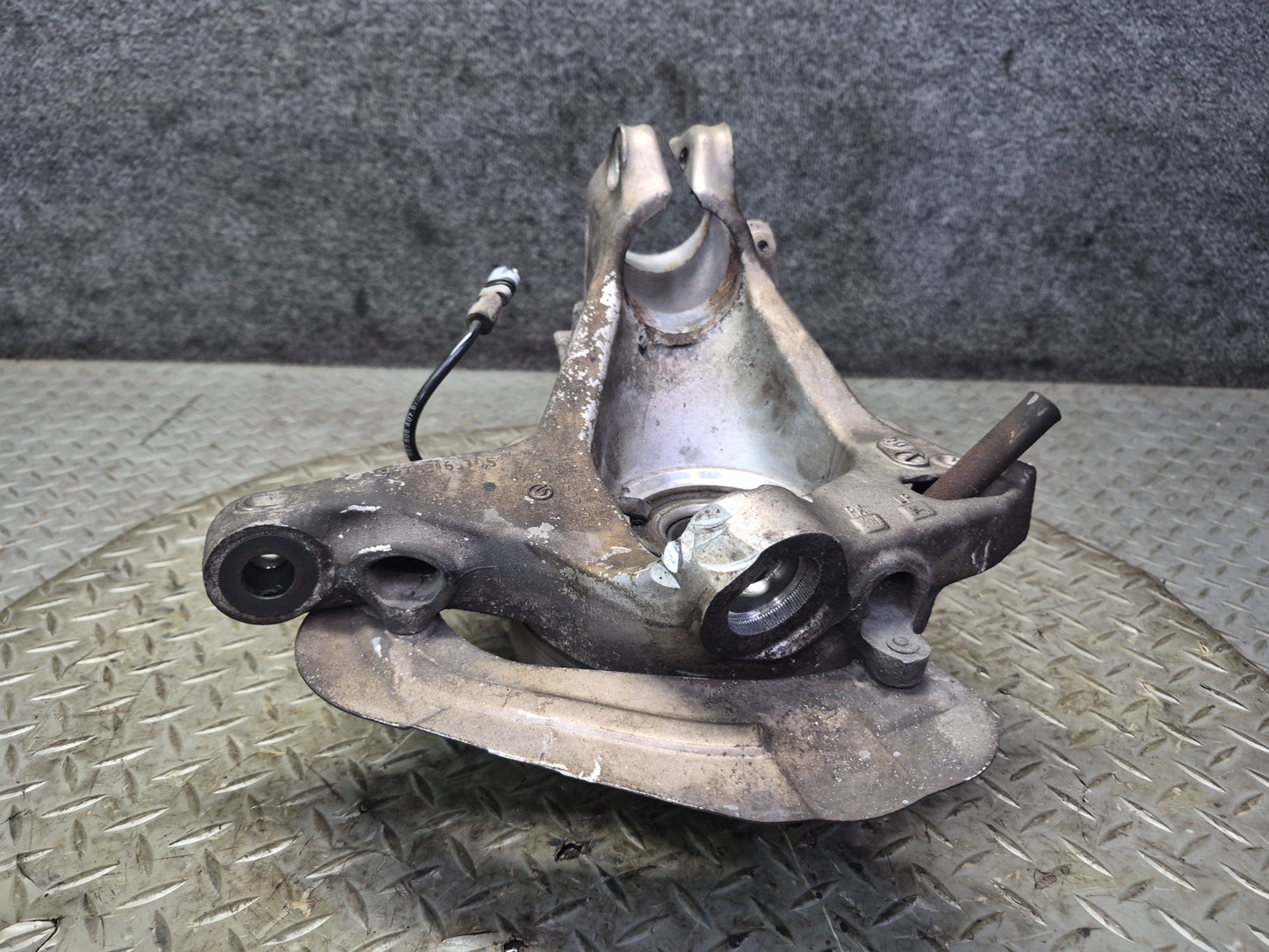 2005-2012 Porsche Boxster 987 RWD Rear Left Side Spindle Knuckle Wheel Hub