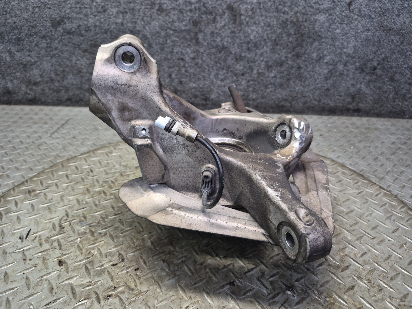 2005-2012 Porsche Boxster 987 RWD Rear Left Side Spindle Knuckle Wheel Hub