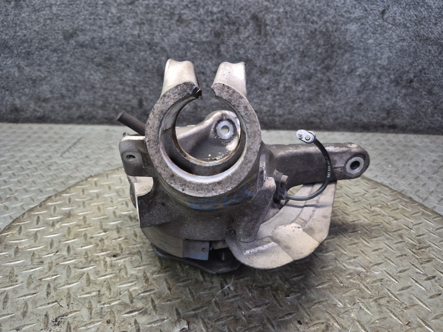 2005-2012 Porsche Boxster 987 RWD Rear Left Side Spindle Knuckle Wheel Hub