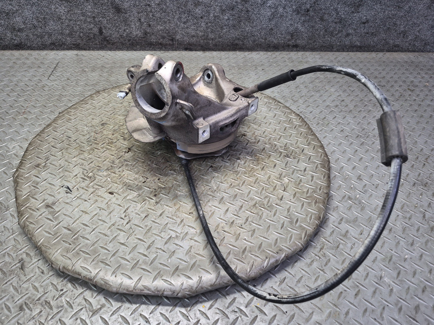 2005-2012 Porsche Boxster 987 RWD Rear Right Side Spindle Knuckle Wheel Hub