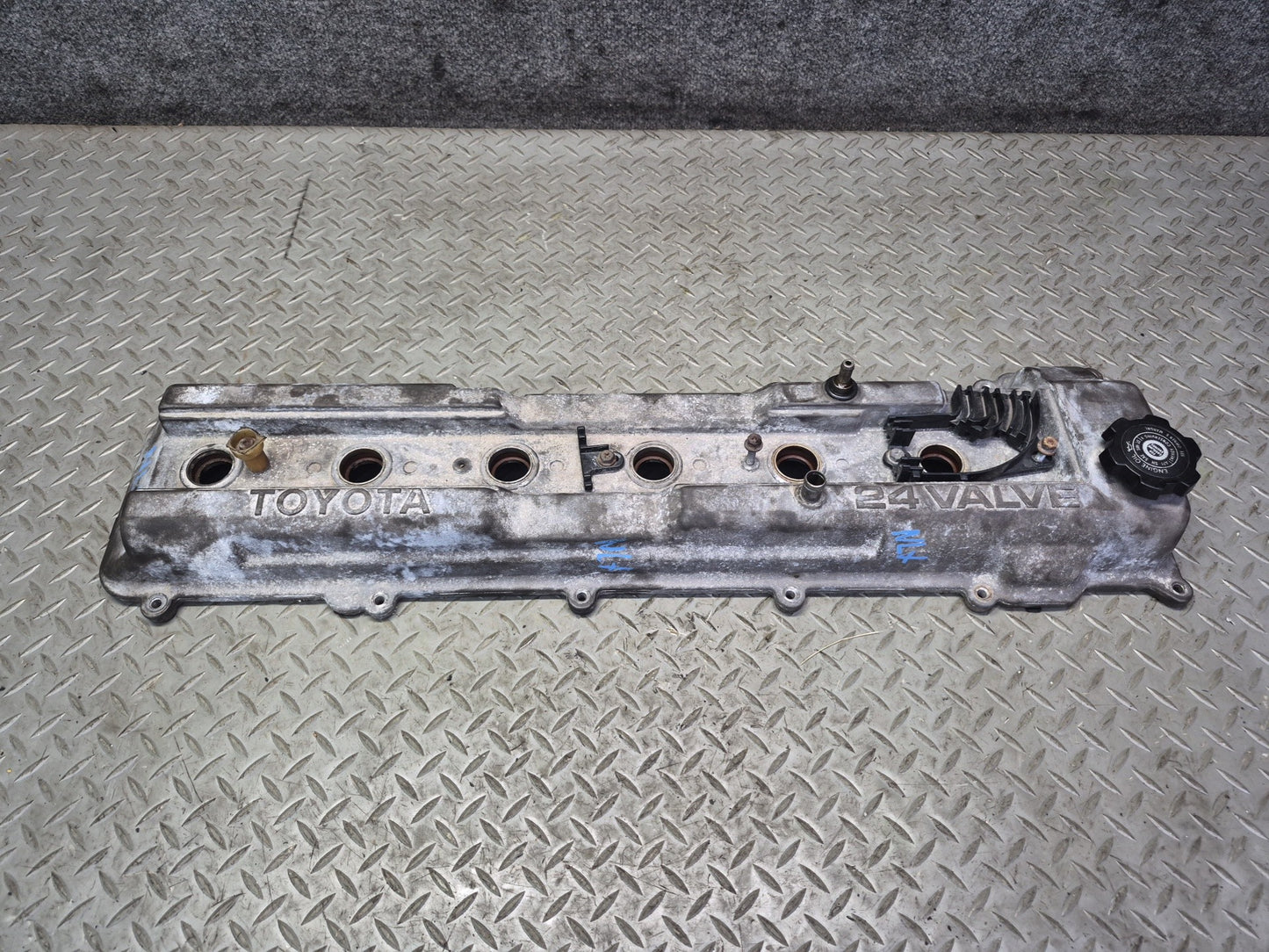 1996-1997 Lexus FZJ80L LX450 Engine Cylinder Head Valve Cover