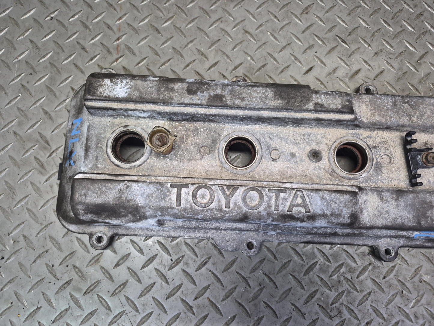 1996-1997 Lexus FZJ80L LX450 Engine Cylinder Head Valve Cover