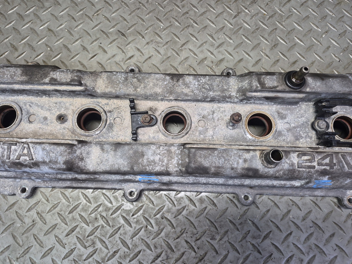 1996-1997 Lexus FZJ80L LX450 Engine Cylinder Head Valve Cover