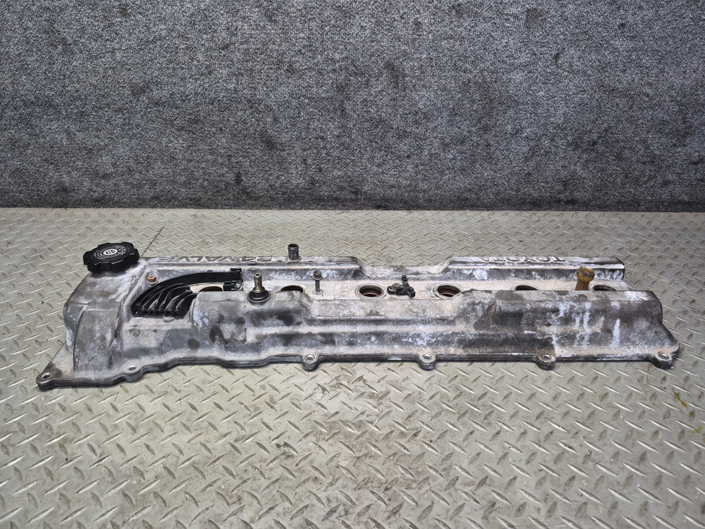 1996-1997 Lexus FZJ80L LX450 Engine Cylinder Head Valve Cover