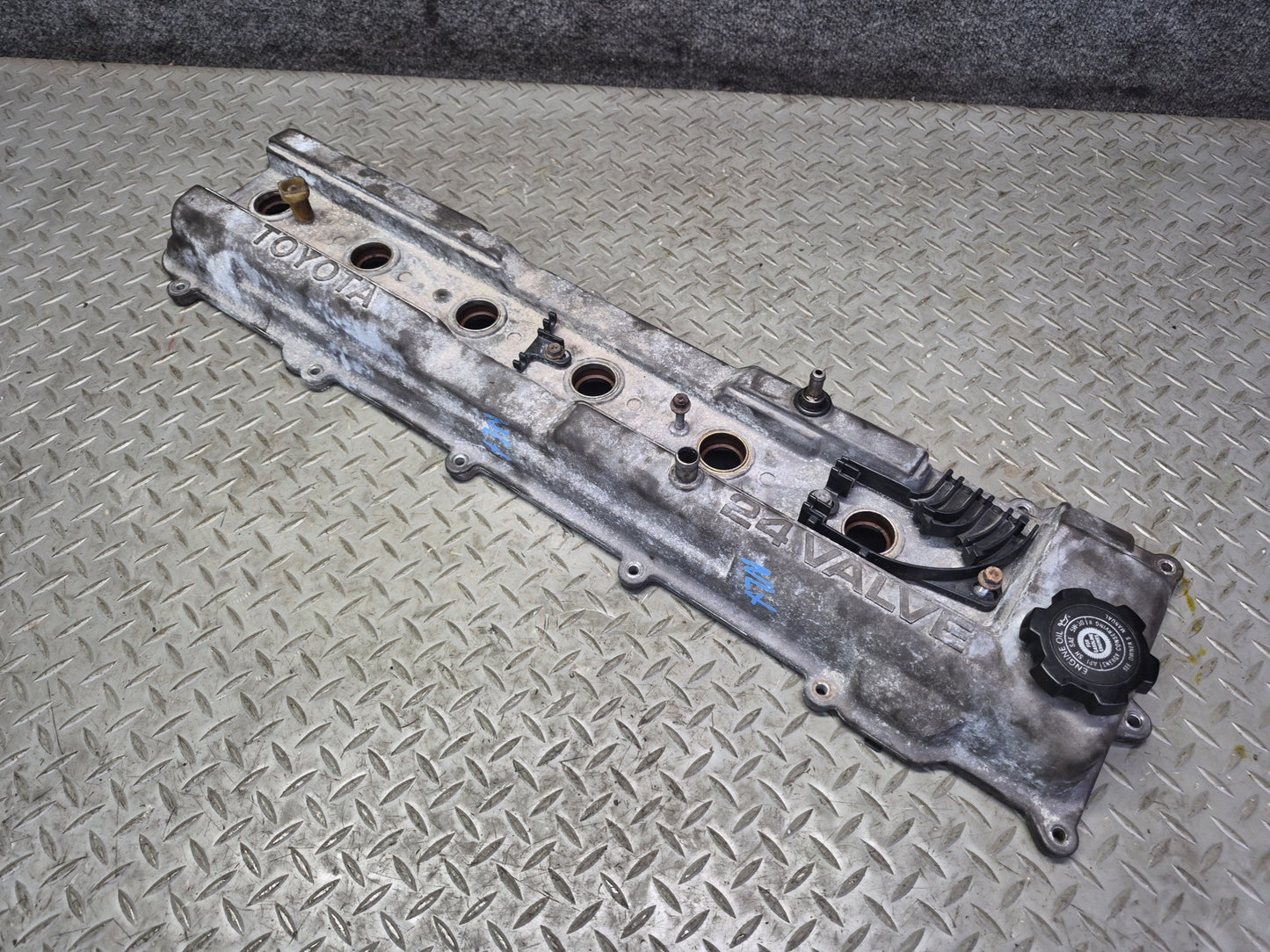1996-1997 Lexus FZJ80L LX450 Engine Cylinder Head Valve Cover