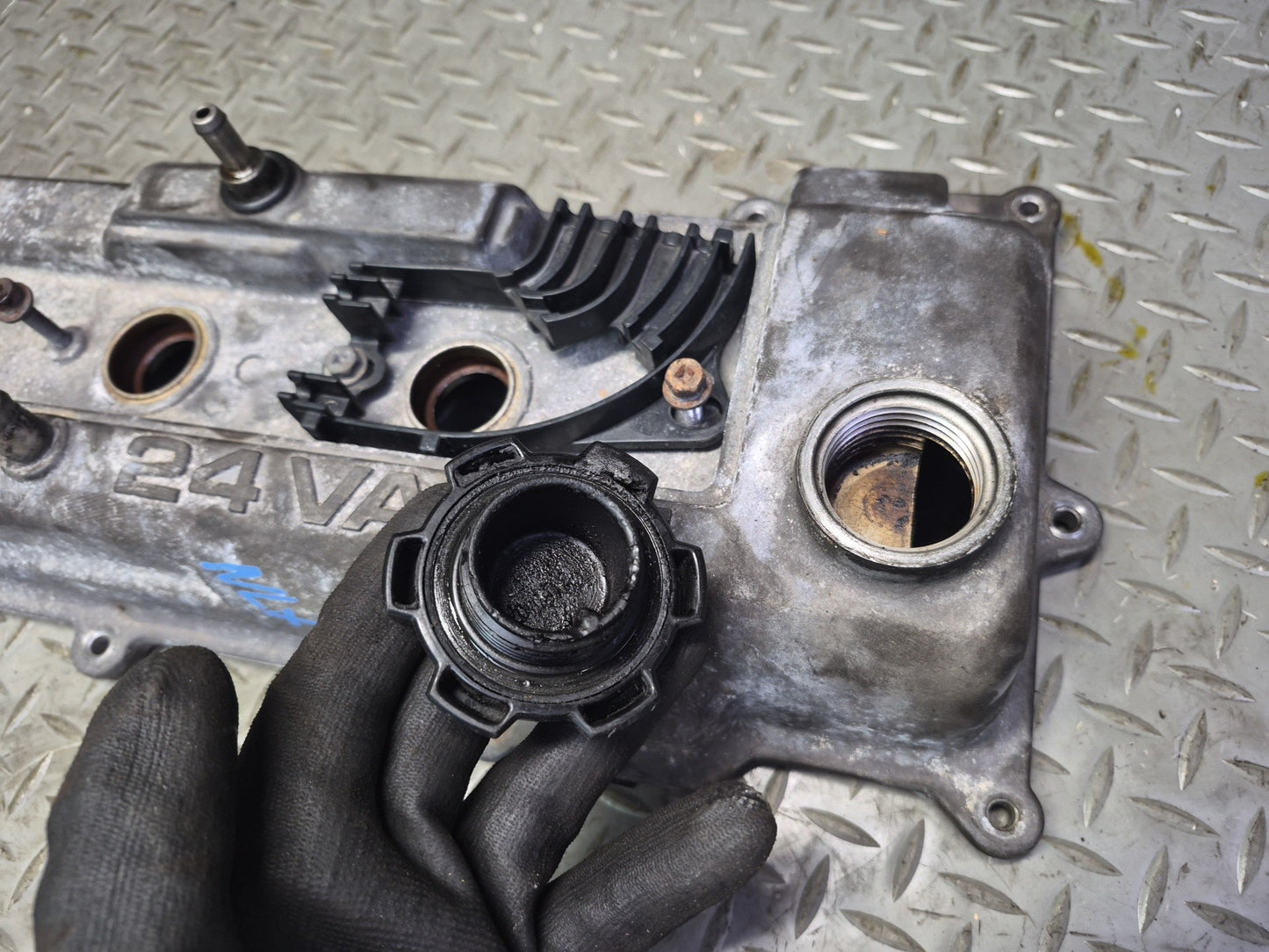1996-1997 Lexus FZJ80L LX450 Engine Cylinder Head Valve Cover