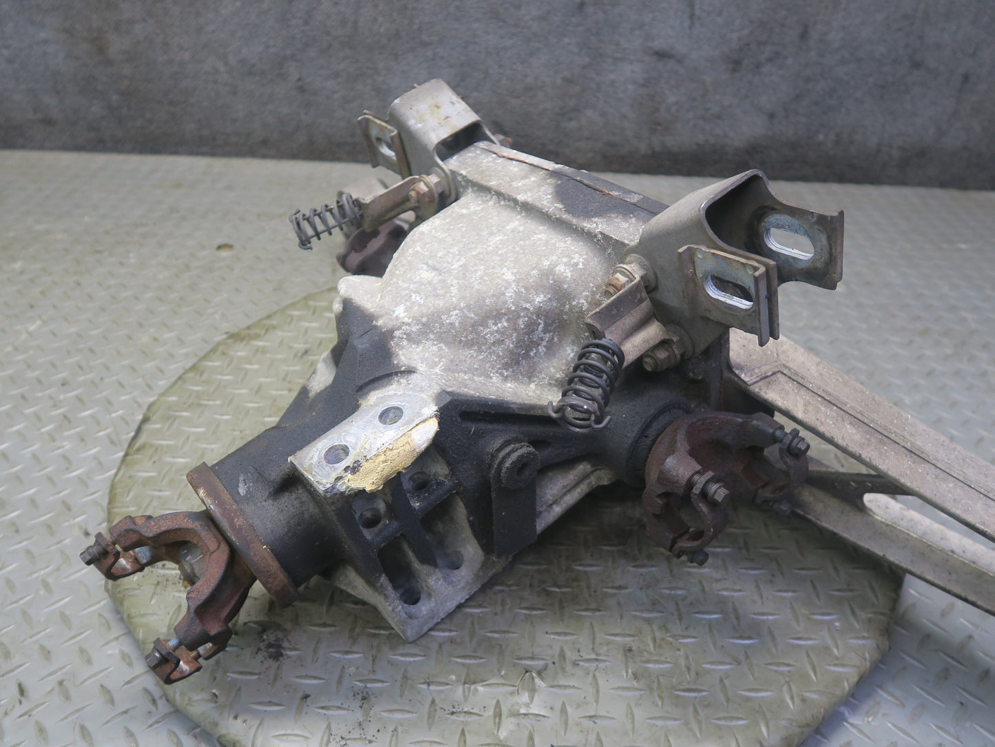 88-96 Chevrolet Corvette C4 A/T Dana 36 Rear Differential Carrier 2.73 Ratio 80k