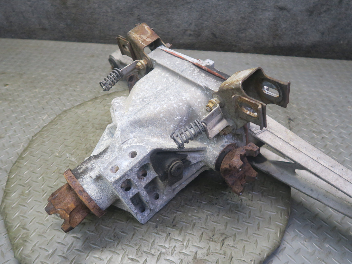88-96 Chevrolet Corvette C4 A/T Dana 36 Rear Differential Carrier LSD 3.07 OEM