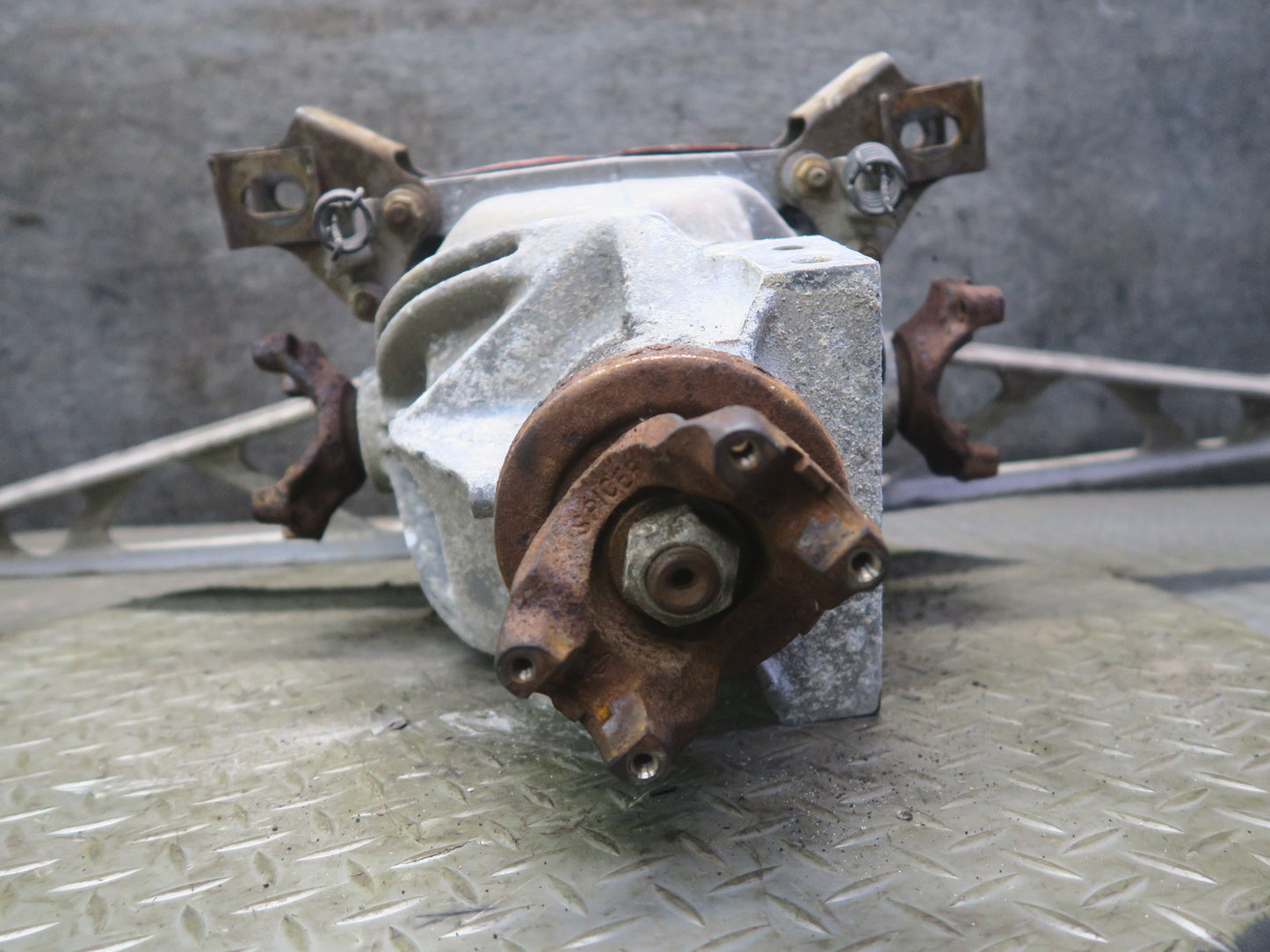 88-96 Chevrolet Corvette C4 A/T Dana 36 Rear Differential Carrier LSD 3.07 OEM