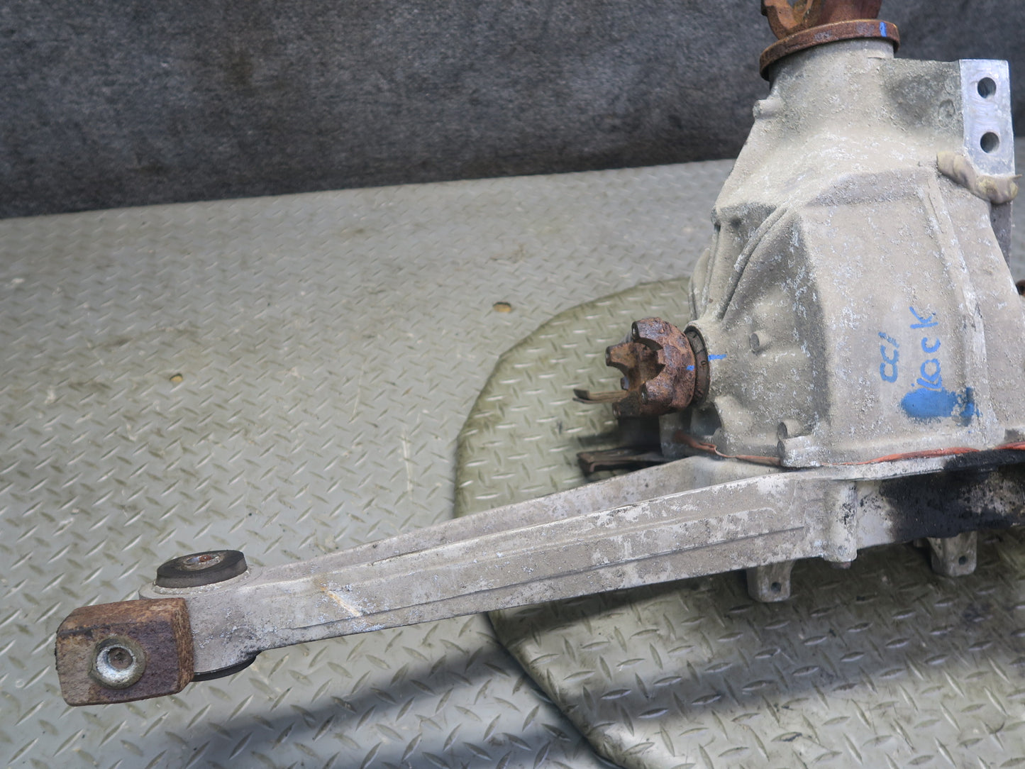 88-96 Chevrolet Corvette C4 A/T Dana 36 Rear Differential Carrier LSD 3.07 OEM