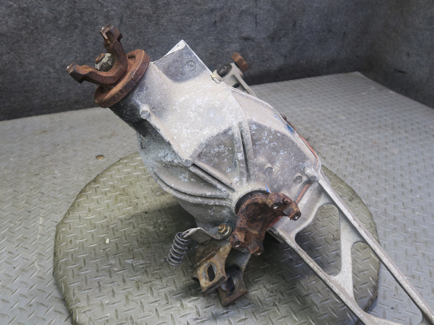 88-96 Chevrolet Corvette C4 A/T Dana 36 Rear Differential Carrier LSD 3.07 OEM