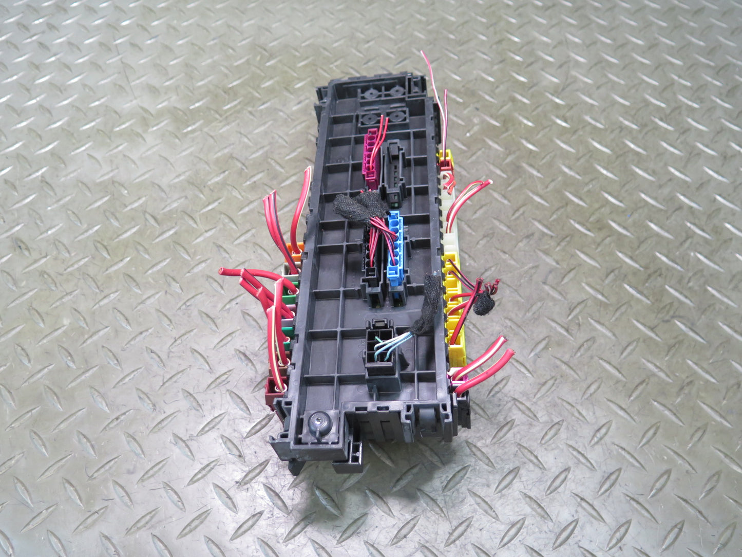 2012-2015 Mercedes X166 W166 Ml-class Engine Bay Fuse Relay Box 1665402350