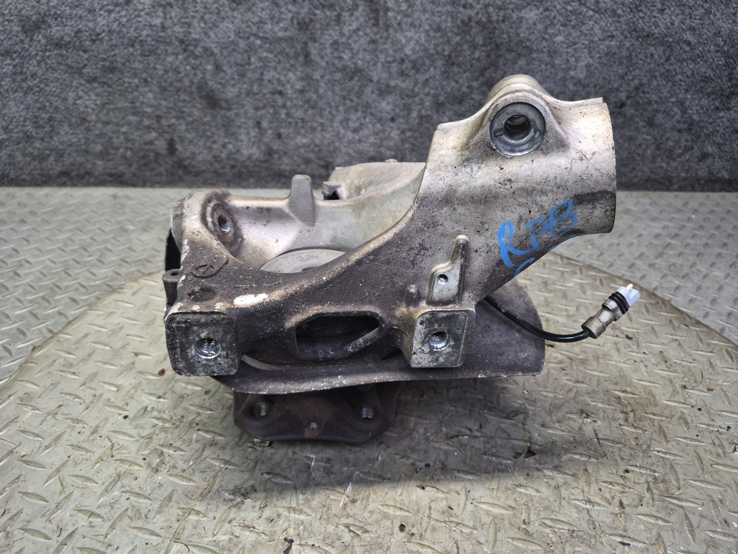 2005-2012 Porsche Boxster 987 RWD Front Right Side Spindle Knuckle Wheel Hub