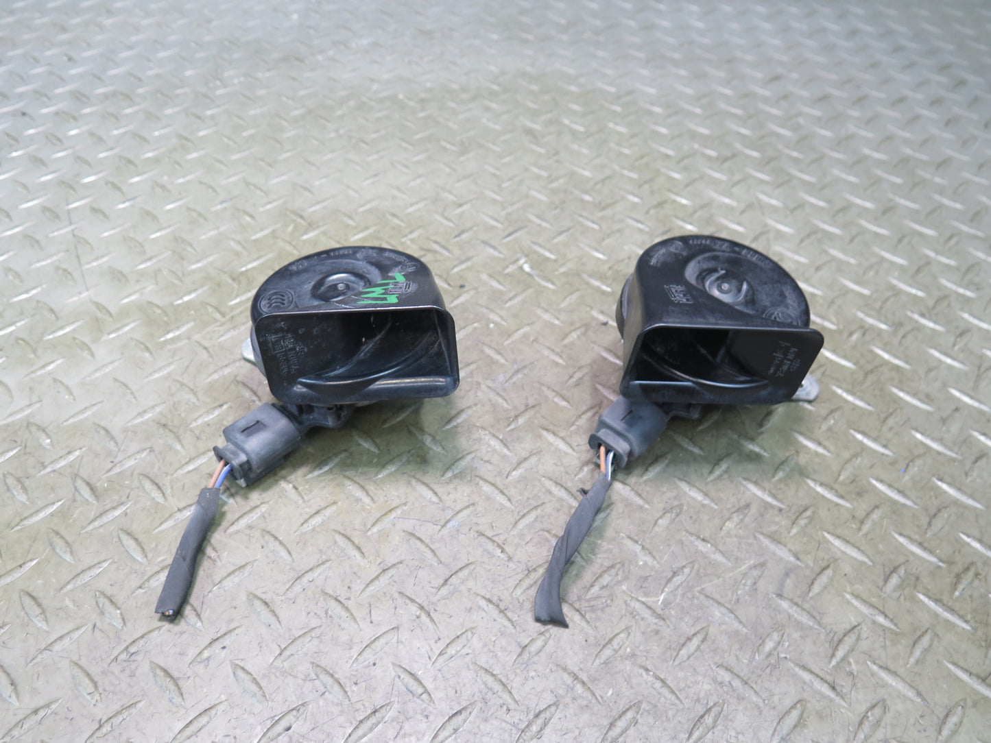 2012-2015 Mercedes X166 W166 Ml-class High & Low Tone Note Pitch Horn Signal Set