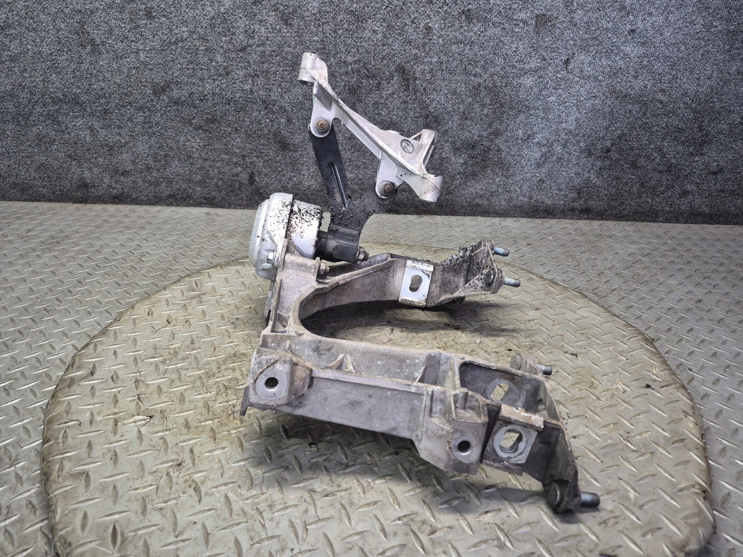 2005-2008 Porsche Boxster 987 Rear Right Left Subframe Support Mount Bracket Set