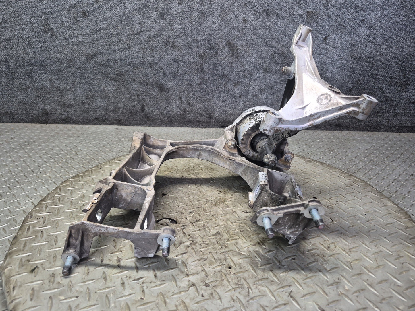 2005-2008 Porsche Boxster 987 Rear Right Left Subframe Support Mount Bracket Set