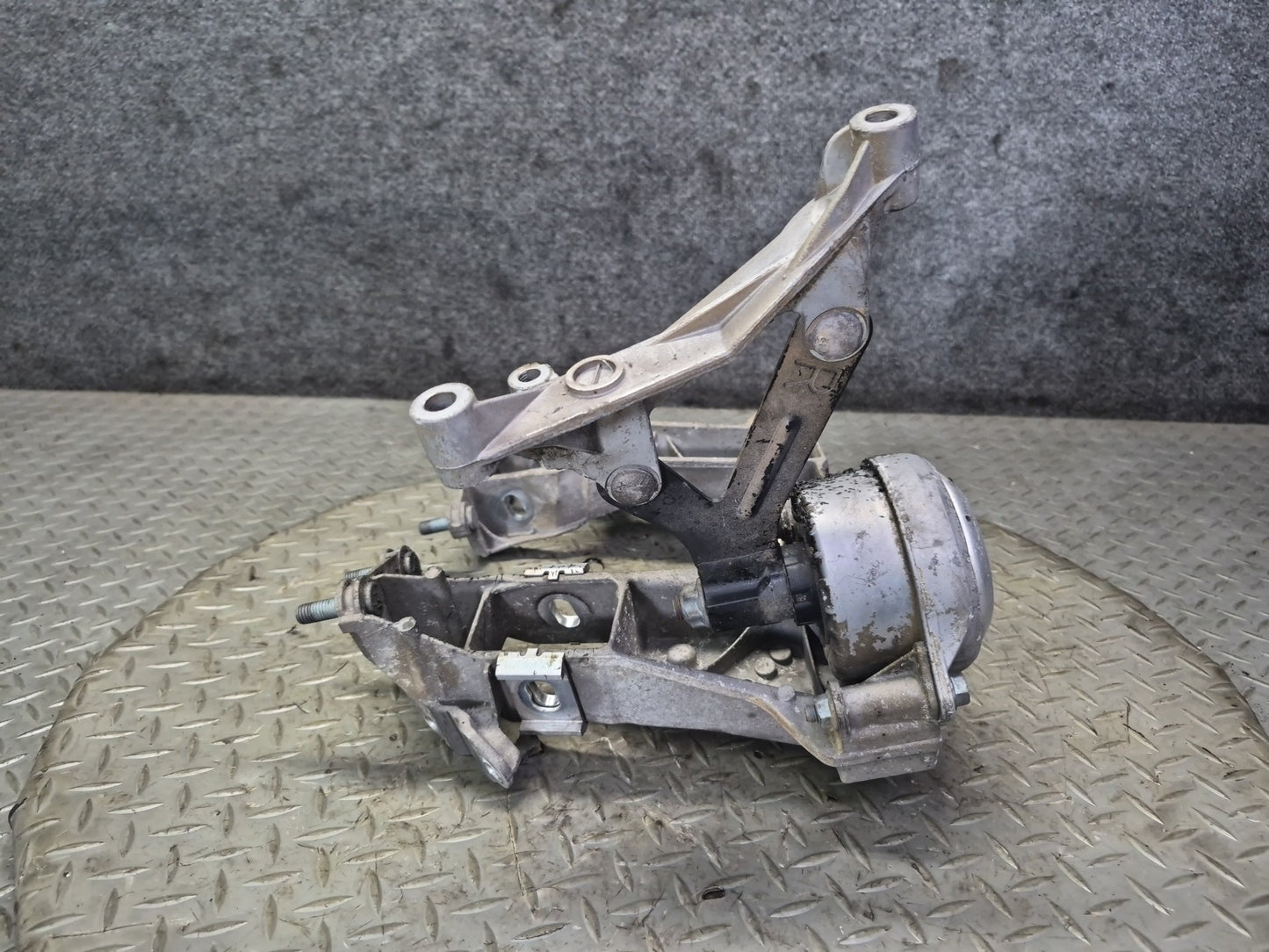 2005-2008 Porsche Boxster 987 Rear Right Left Subframe Support Mount Bracket Set