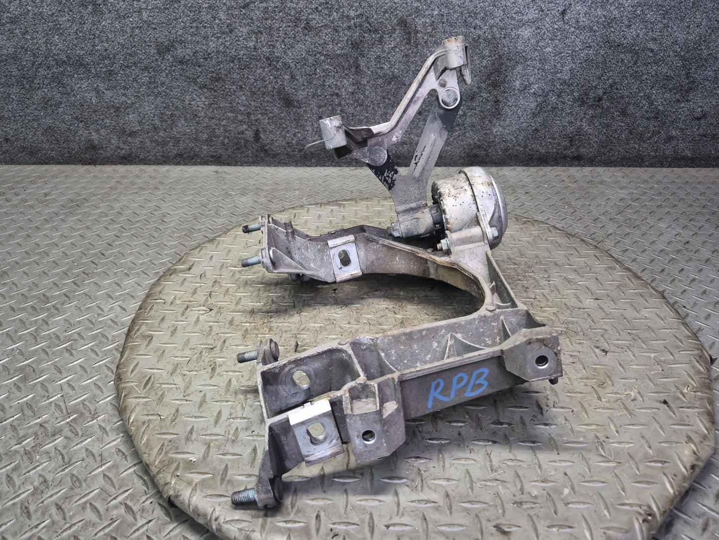 2005-2008 Porsche Boxster 987 Rear Right Left Subframe Support Mount Bracket Set