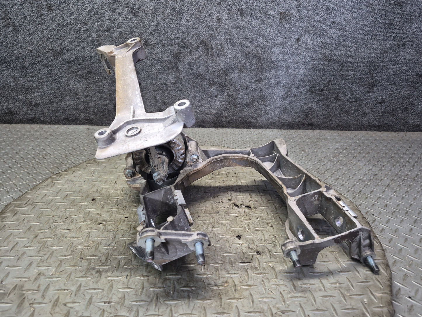 2005-2008 Porsche Boxster 987 Rear Right Left Subframe Support Mount Bracket Set