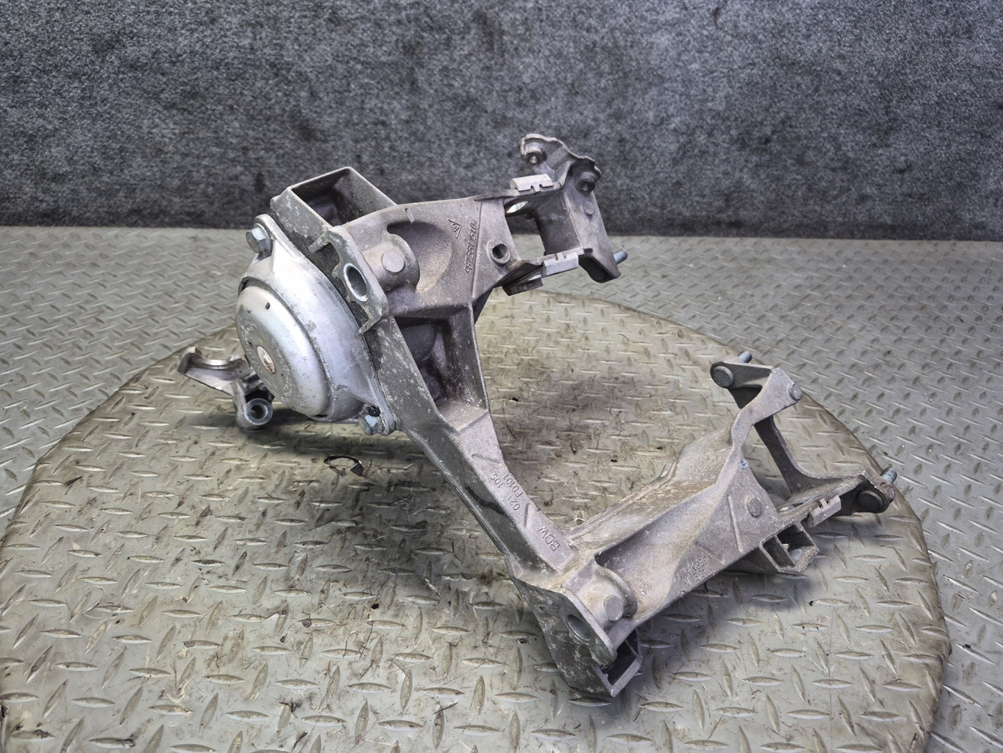 2005-2008 Porsche Boxster 987 Rear Right Left Subframe Support Mount Bracket Set