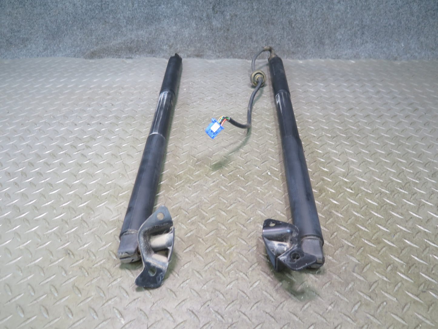 2012-2015 Mercedes X166 W166 ML Rear Tailgate Power Lift Support Cylinder Set