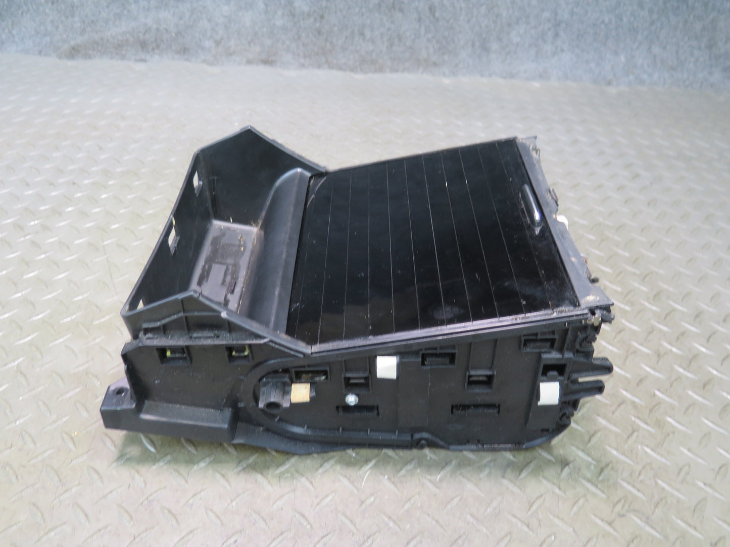 2012-2015 Mercedes X166 W166 Ml-class Center Console CUP Holder 16930055